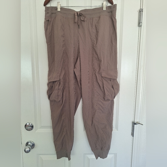 Lululemon Women Gray Cargo Joggers Pants Size  XL/TG - Picture 1 of 8